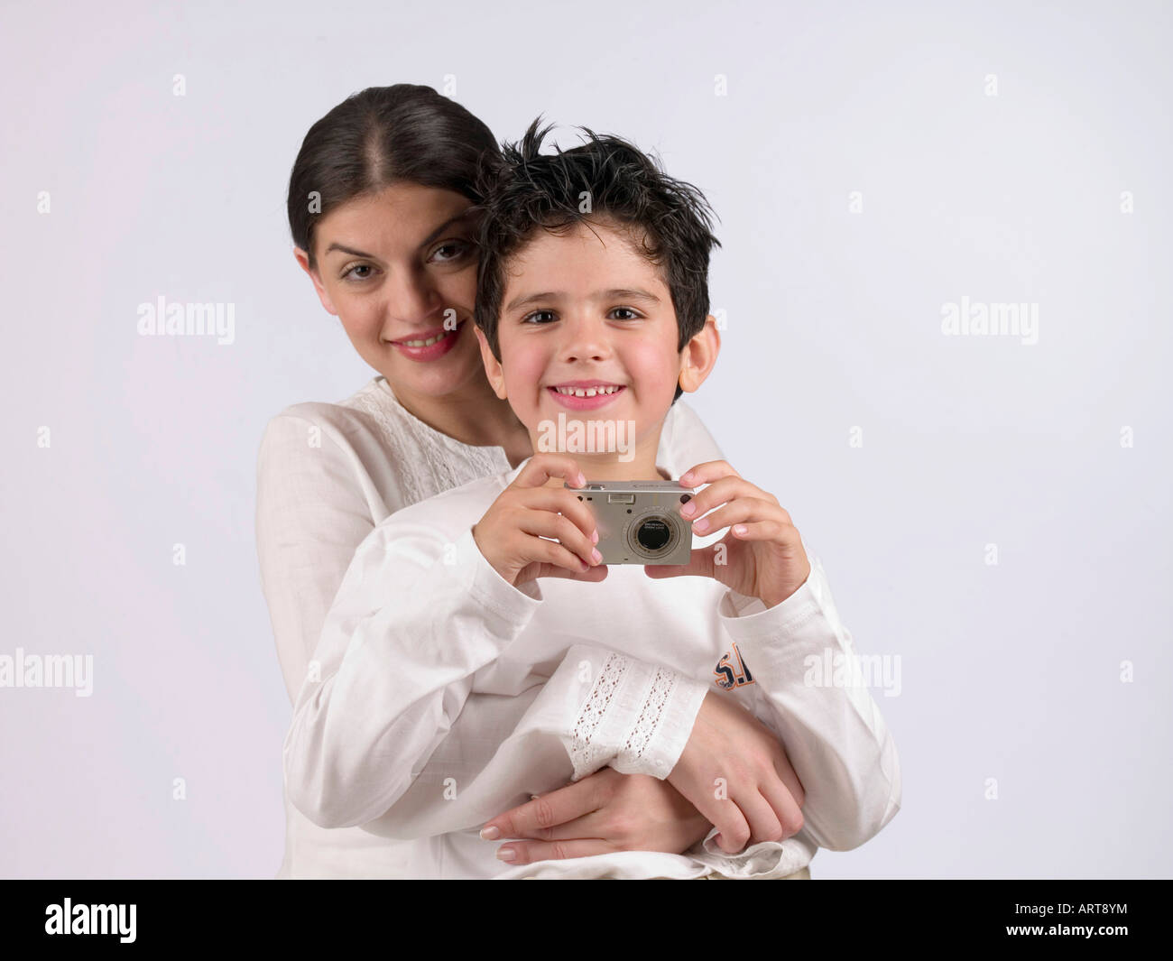 Mutter und Sohn eine Kamera zu halten Stockfoto