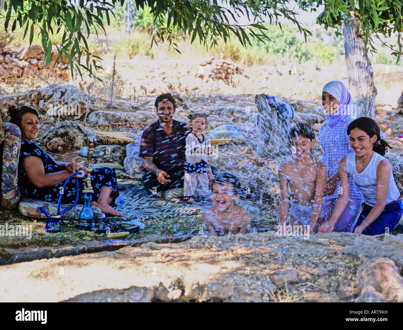 Familien-Picknick im Yammouneh Dorf, Beqaa Tal, Libanon Stockfoto