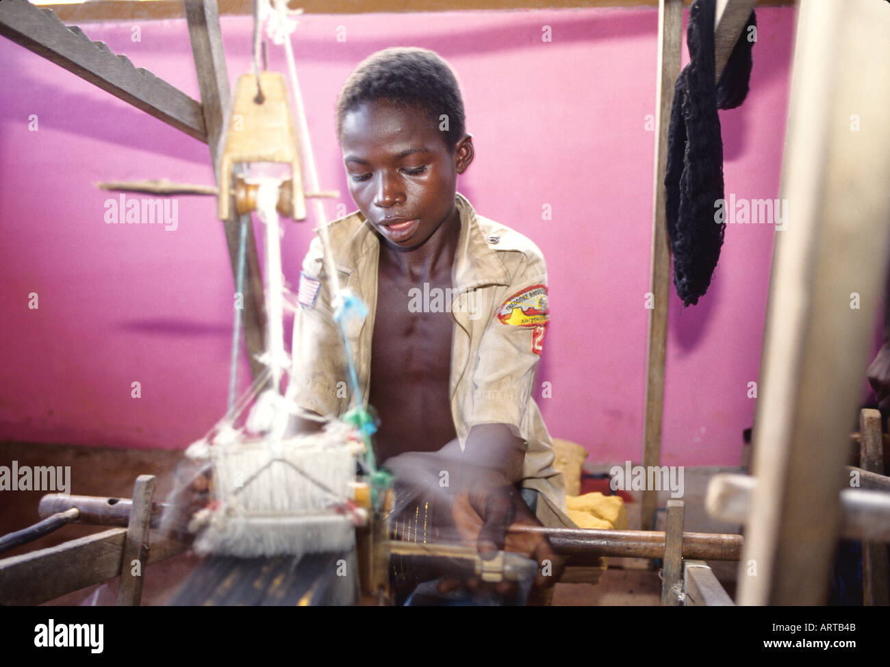 Kinder weben Kente Tuch in der Nähe von Kumasi Kinder Beim Spinnen von Kleidung in der Naehe von Kumasi Stockfoto