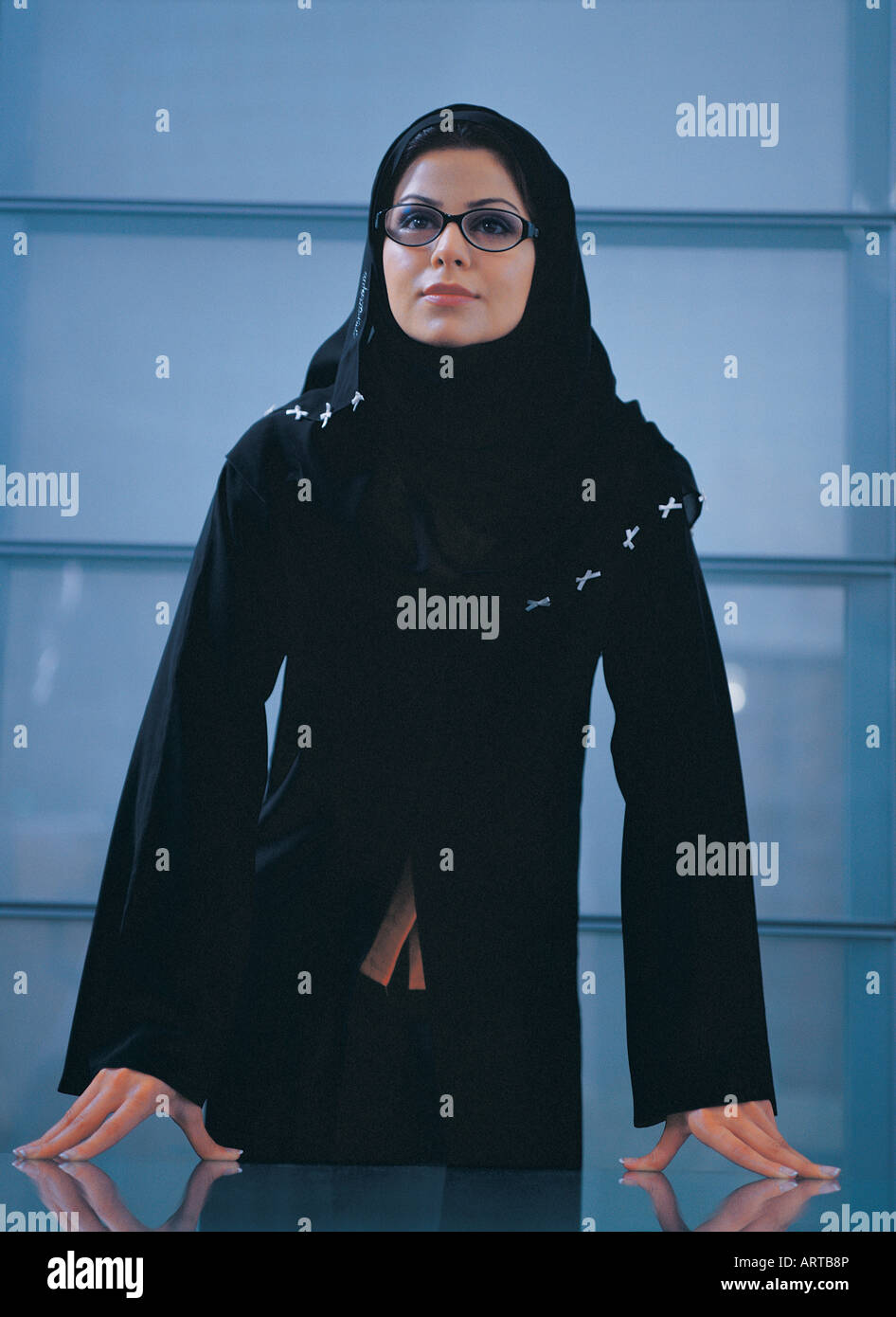 Arabische Geschäftsfrau am Konferenztisch stehen Stockfoto