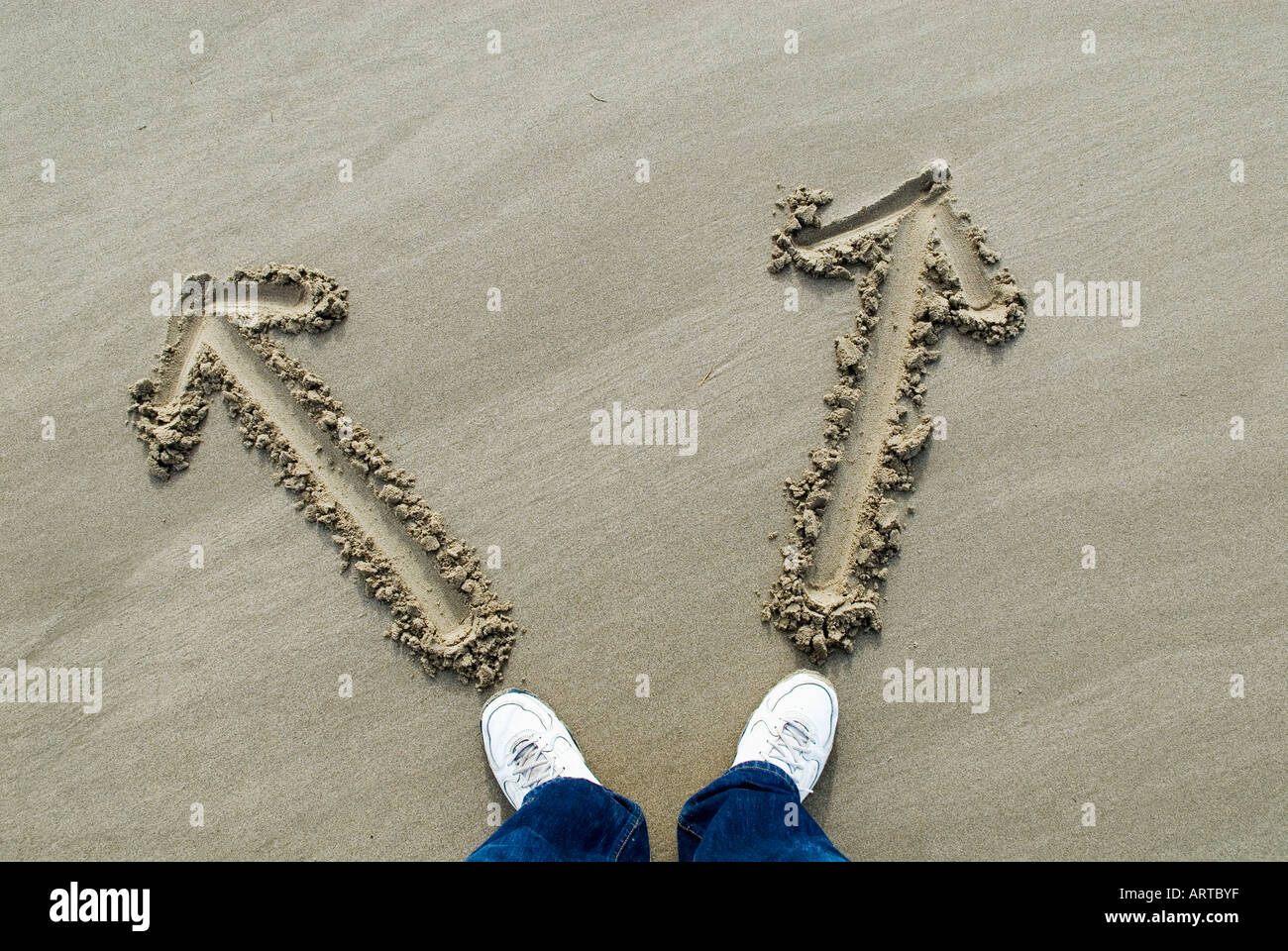 blickte auf Pfeile Angebot an Richtung Stockfoto