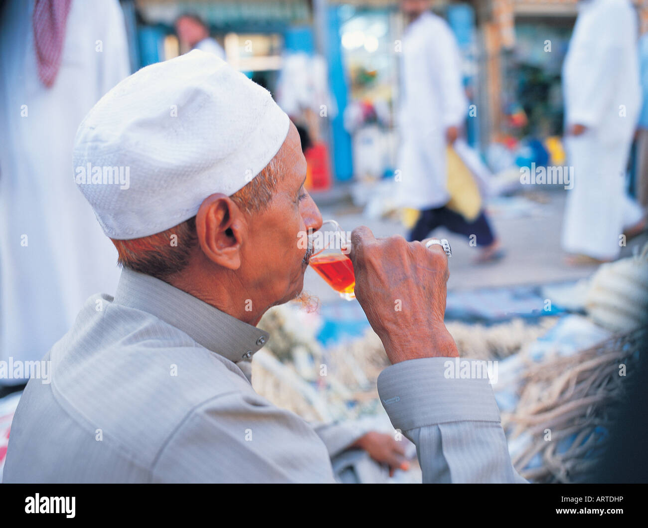 Alter Kaufmann Teetrinken in Bab Makkah, Jeddah, Saudi Arabien Stockfoto