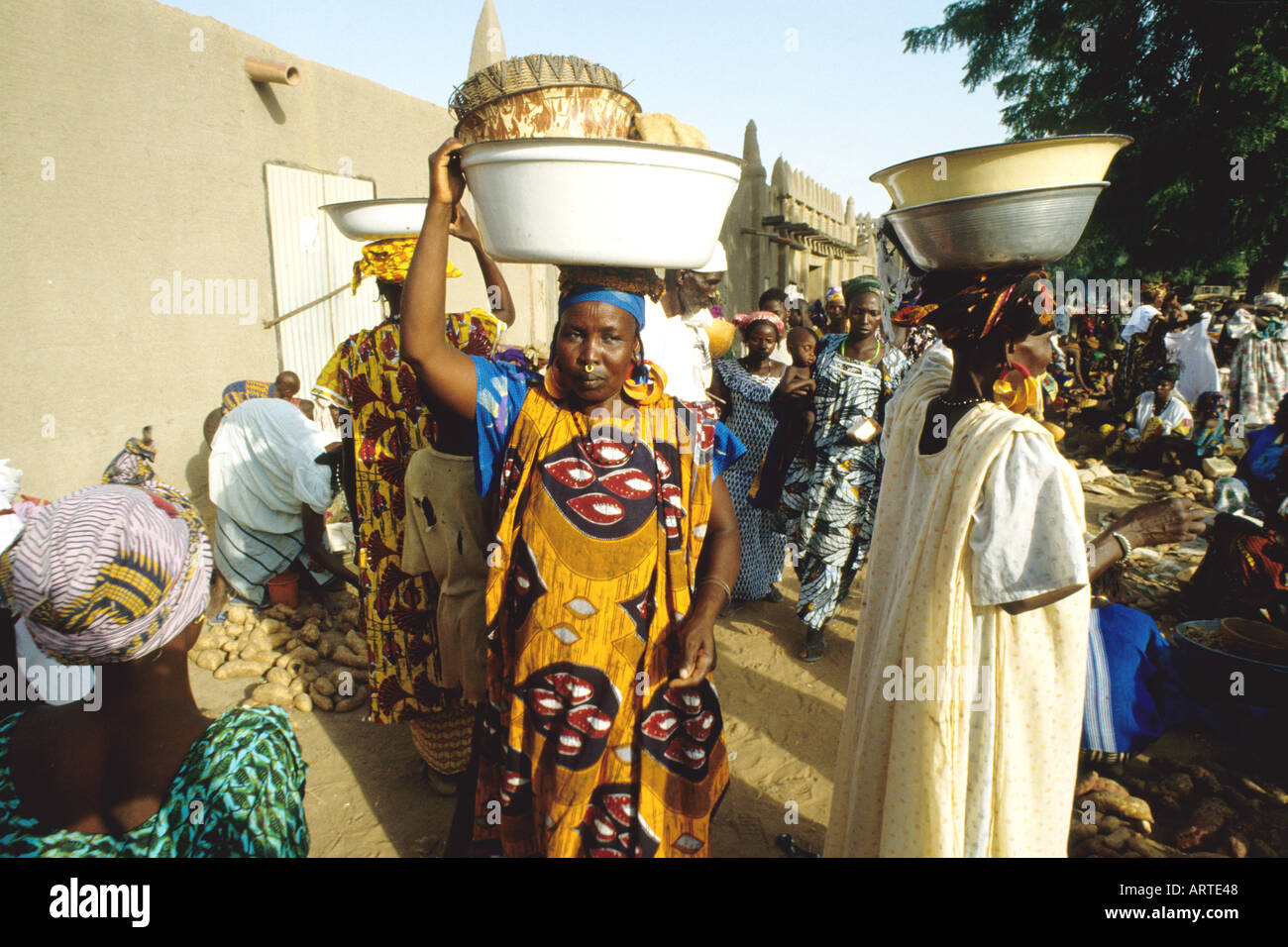 Montag Markt in Djenne Fulbe Frauen Auf Dem Markt in Djenne Der Markt ist Bereich der Frauen Stockfoto