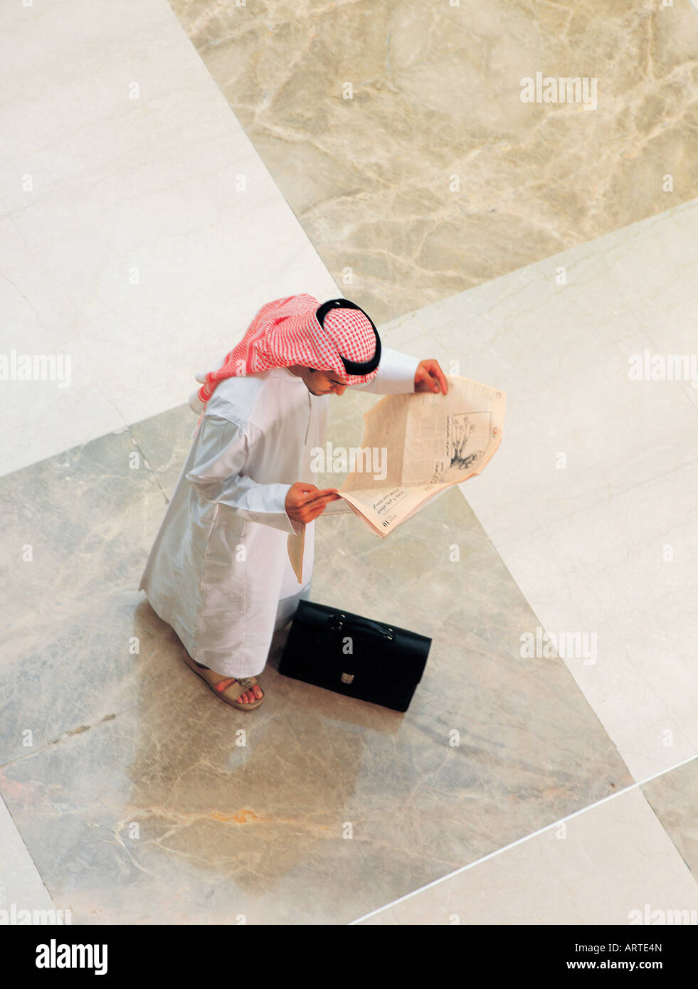 Arabische Geschäftsmann lesen Zeitung Stockfoto