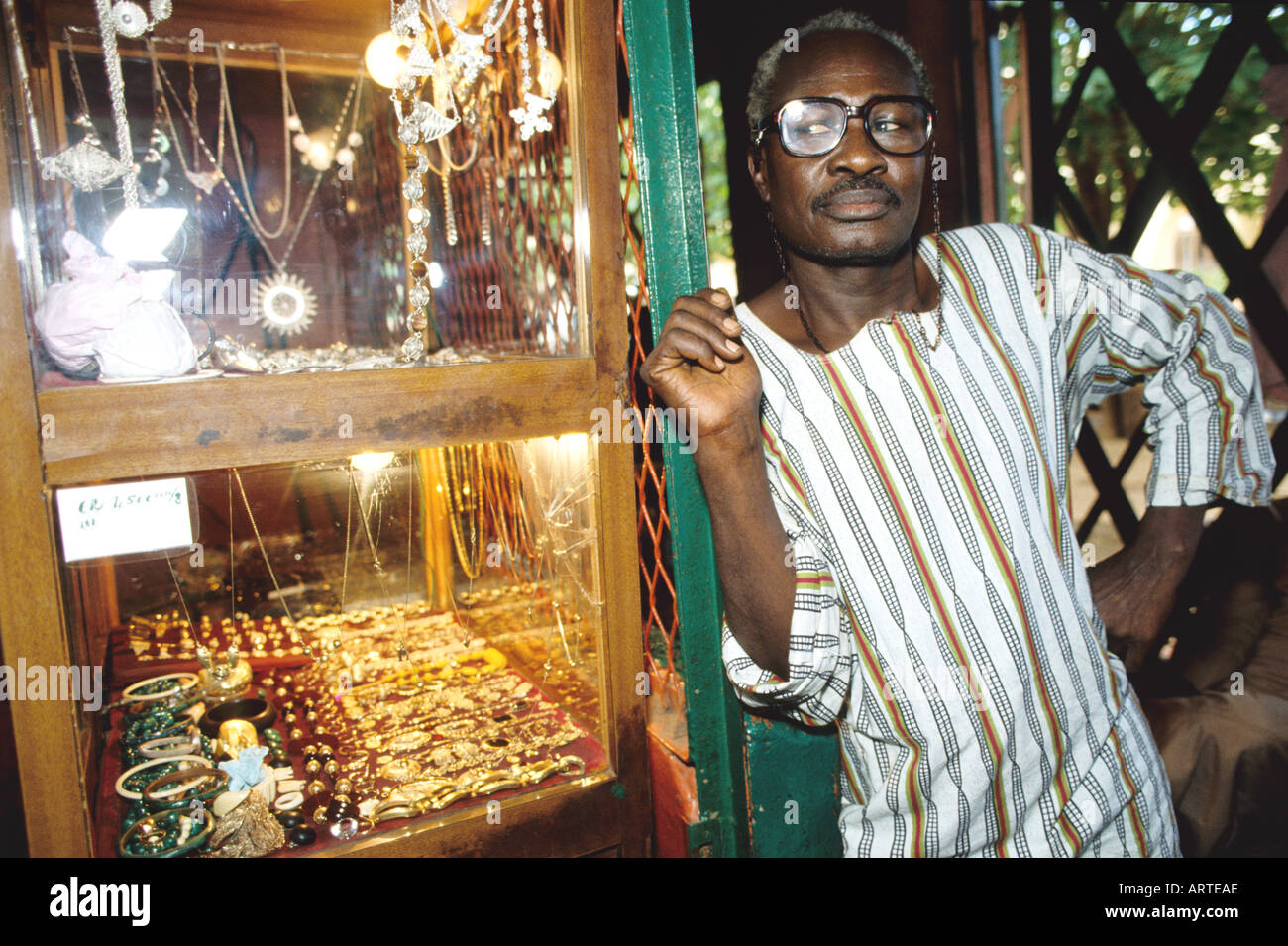 Eine muslimische Schmuck-Händler in Bamako Ein Muslimischer Schmuck Haendler in Bamako Stockfoto