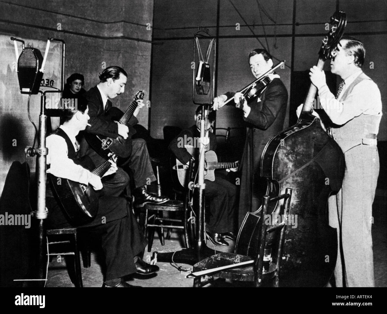 DJANGO REINHARDT - französischer jazz-Gitarrist zweiter von links gegenüber Geiger Stephane Grappelli-siehe Beschreibung unten Stockfoto