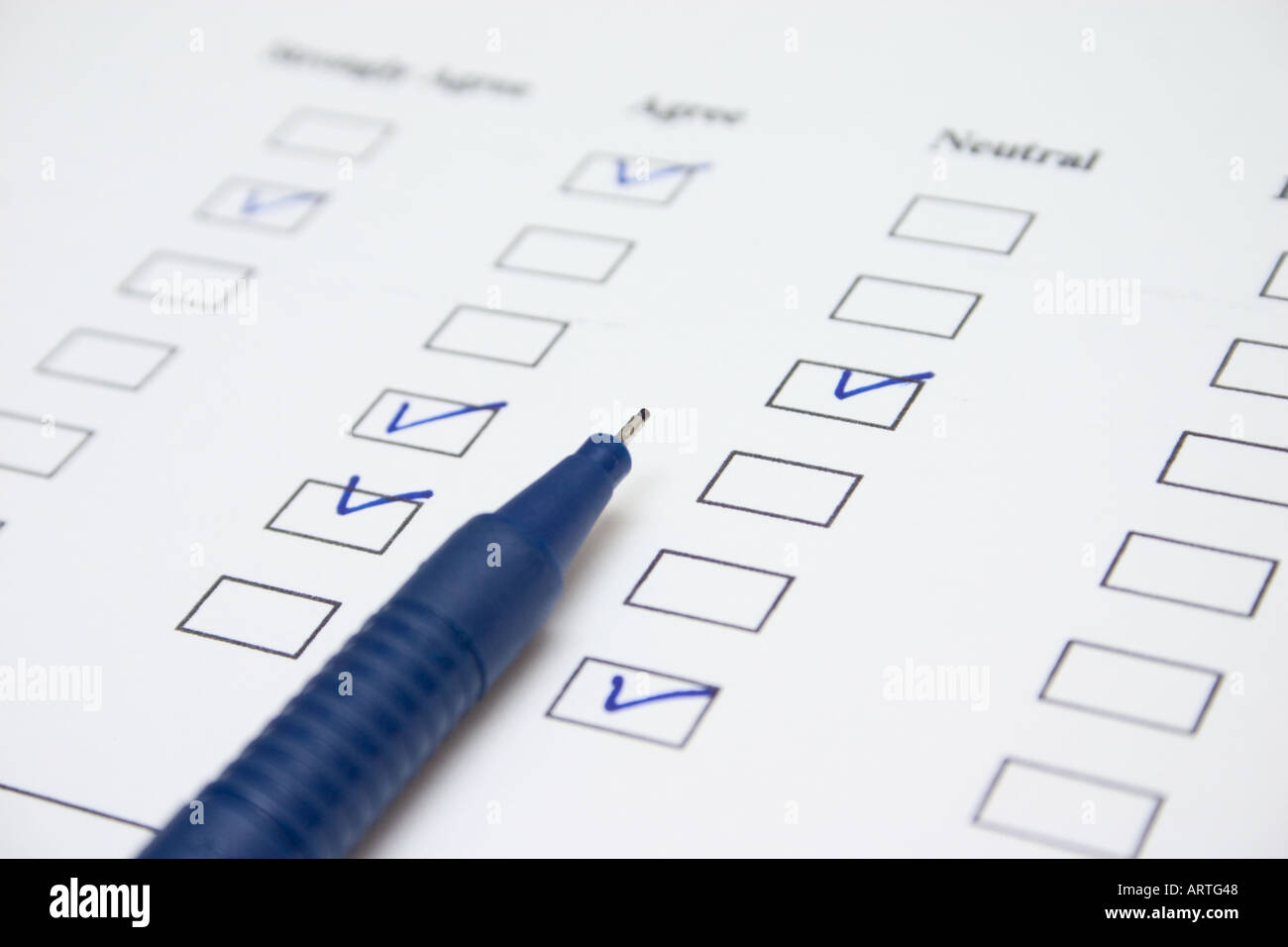 blauen Stift auf Umfrage-Formular und aktivierte Kontrollkästchen Stockfoto