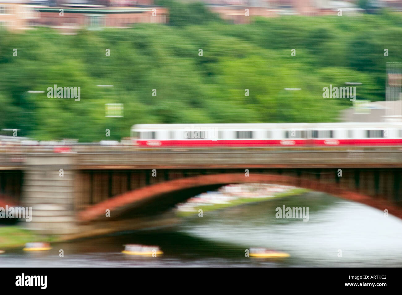 MBTA rote Linie u-Bahn überquert die Longfellow Bridge Boston MA USA Neuengland Stockfoto