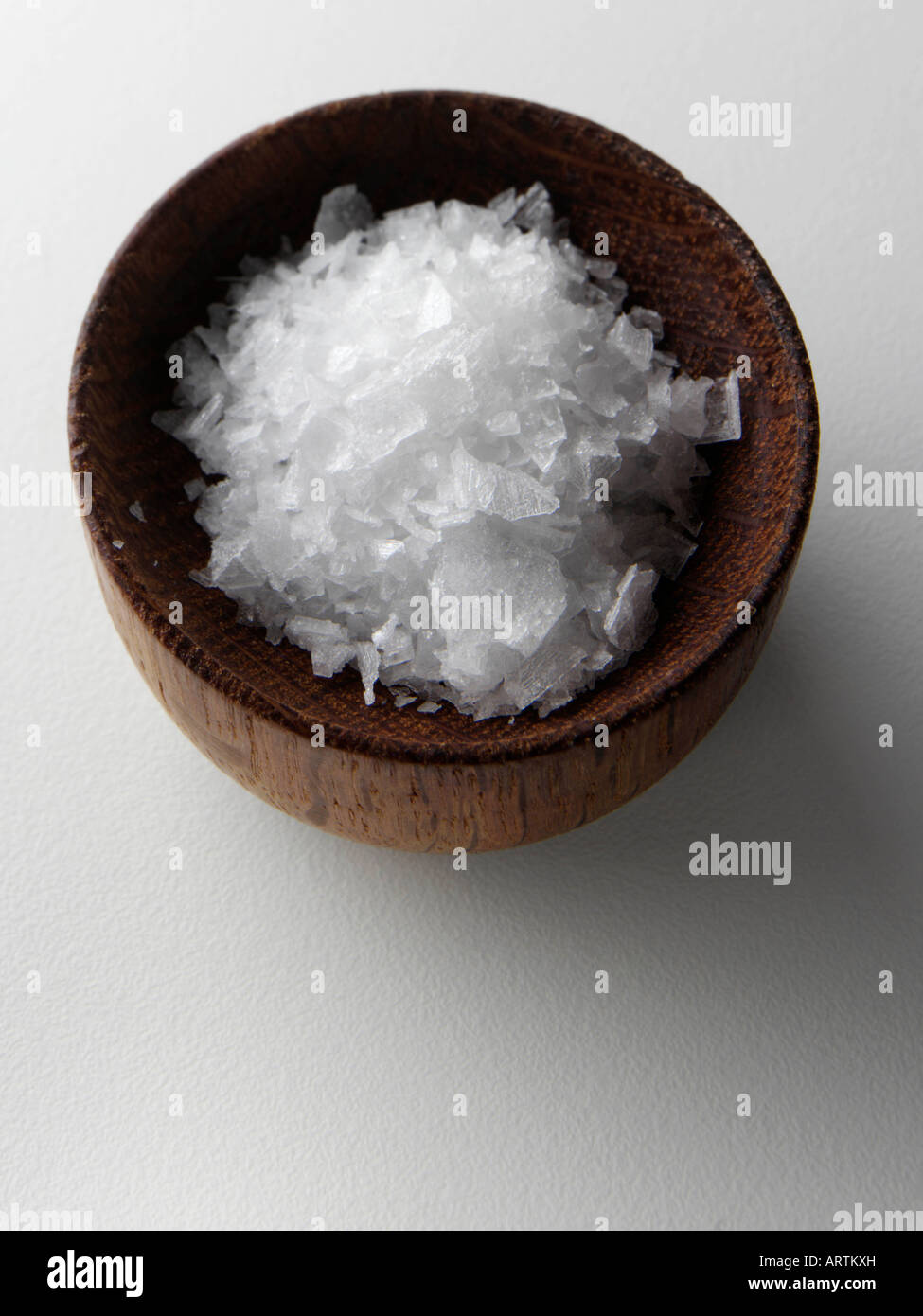 Einen Topf mit Maldon Salz auf einem weißen Hintergrund redaktionelle Essen Stockfoto
