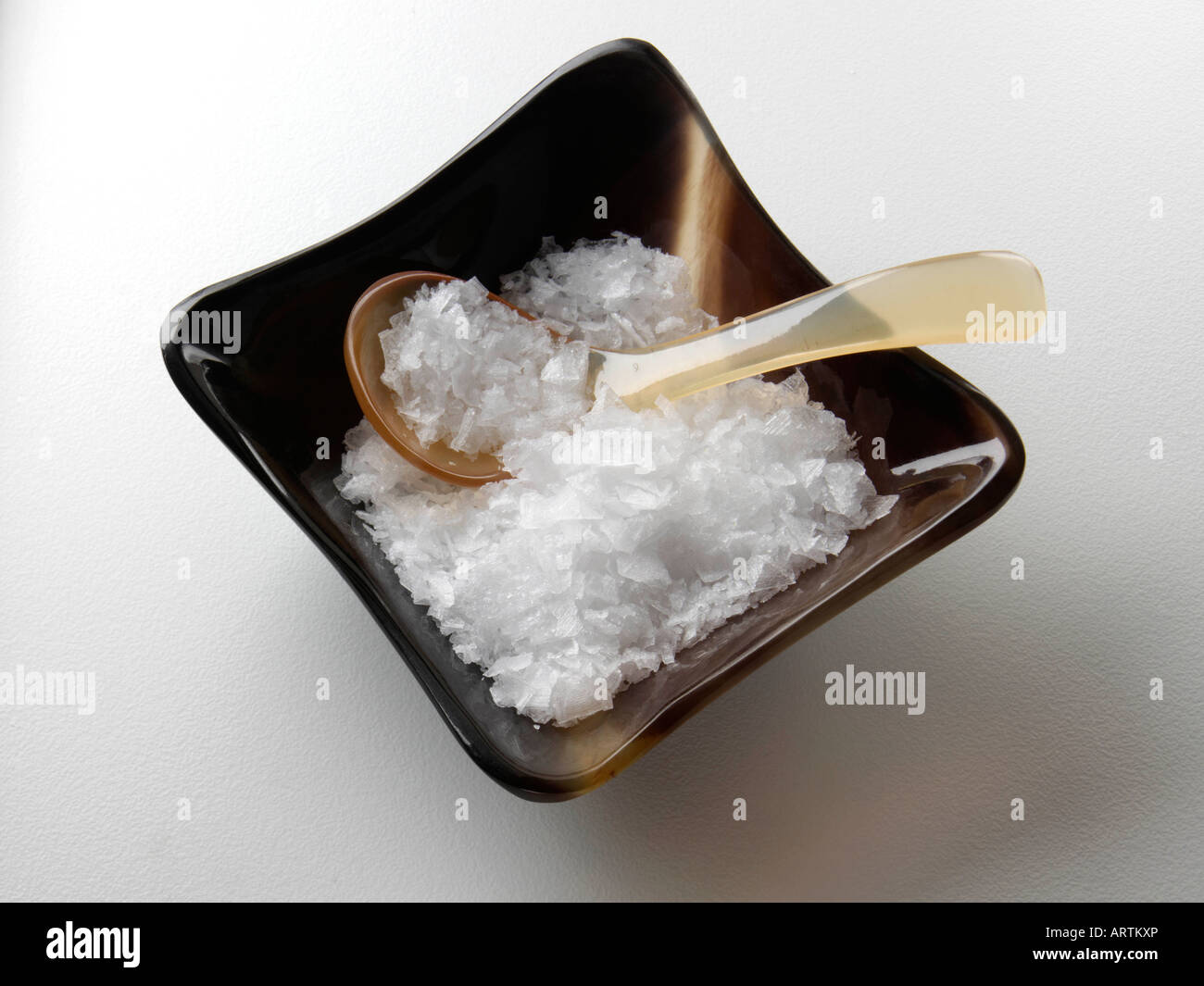 Maldon Salz in einer Schüssel auf einem weißen Hintergrund redaktionelle Essen Stockfoto