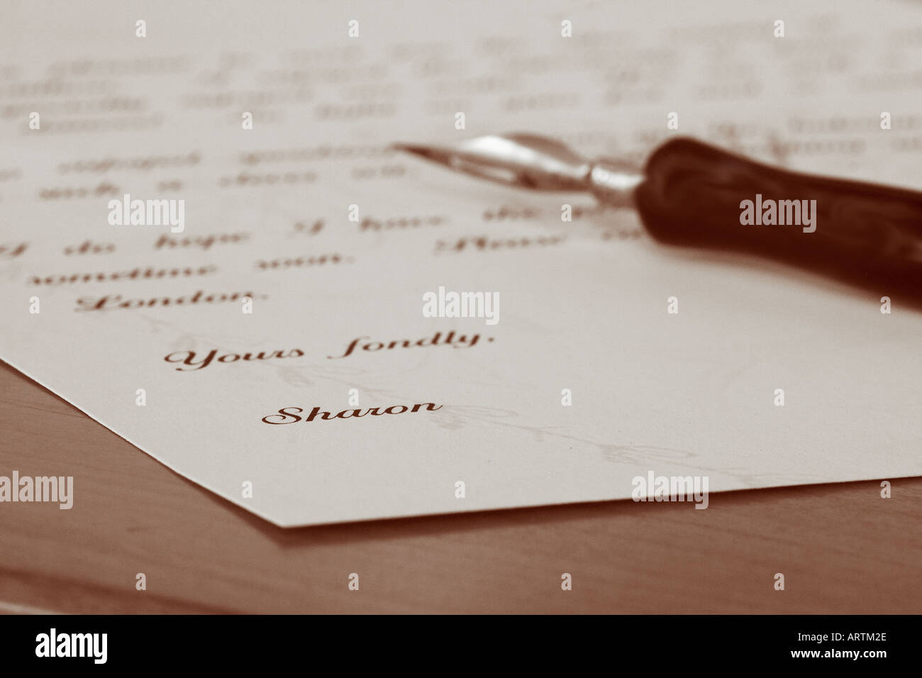 Altmodischen Brief Und Stift Nahaufnahme Sepia Getont Stockfotografie Alamy