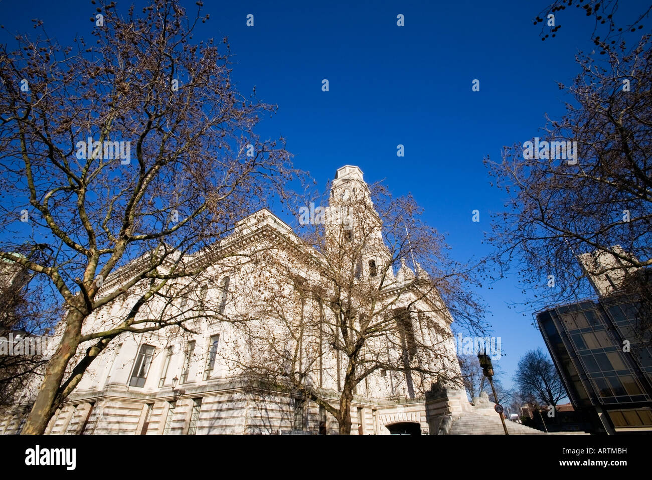 Portsmouth Guildhall mit bunten Rinde der Platane im Vordergrund, England, UK, Stockfoto