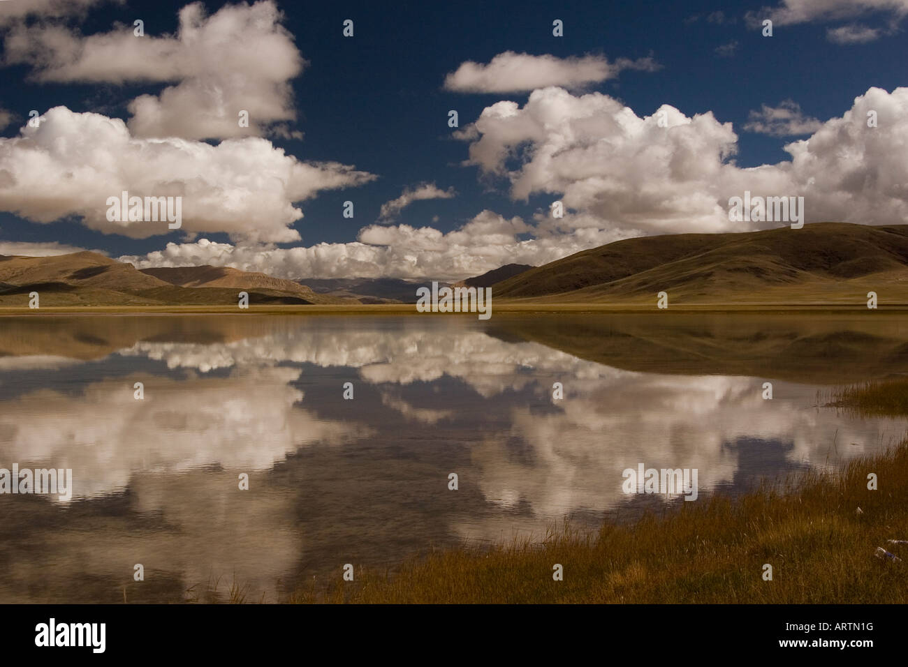 Kleiner See im westlichen Tibet auf dem südlichen Weg zum Mt. Kailash. Stockfoto