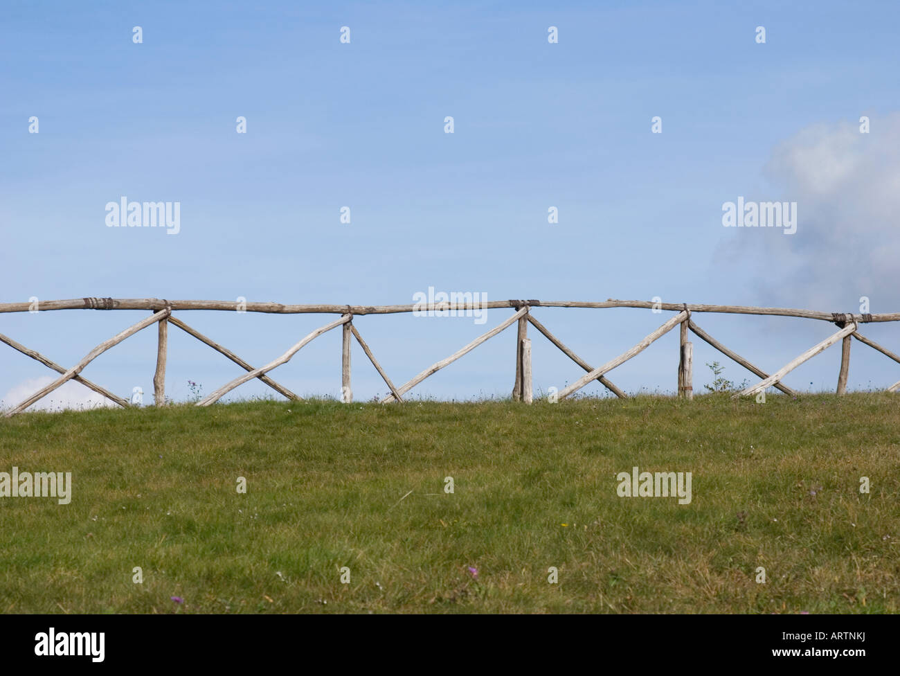 Holzzaun und grünen Wiesen Stockfoto