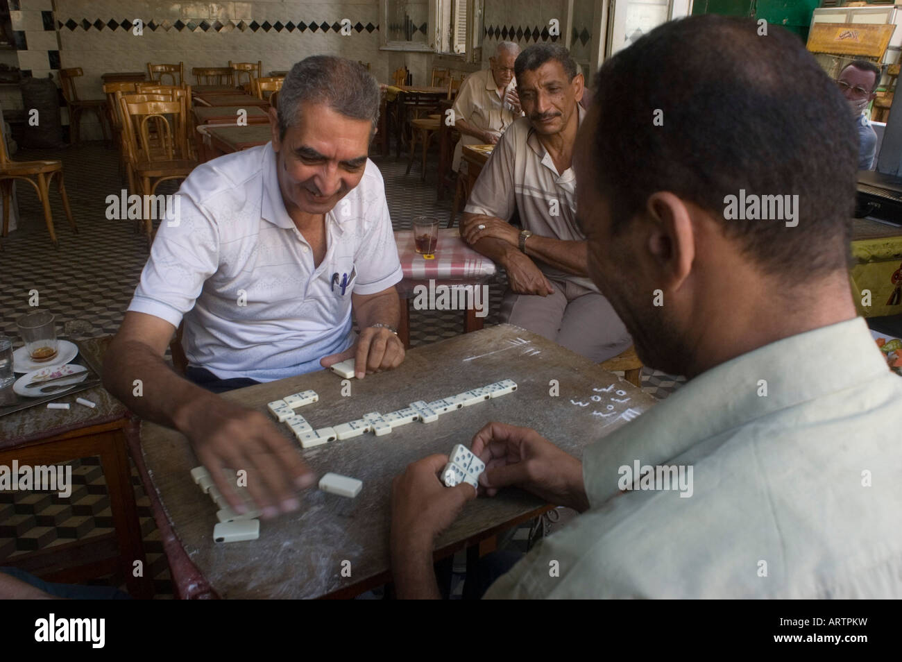 Mann Rauchen Wasserpfeife in Alexandria Ägypten Café Straßenseite café Stockfoto