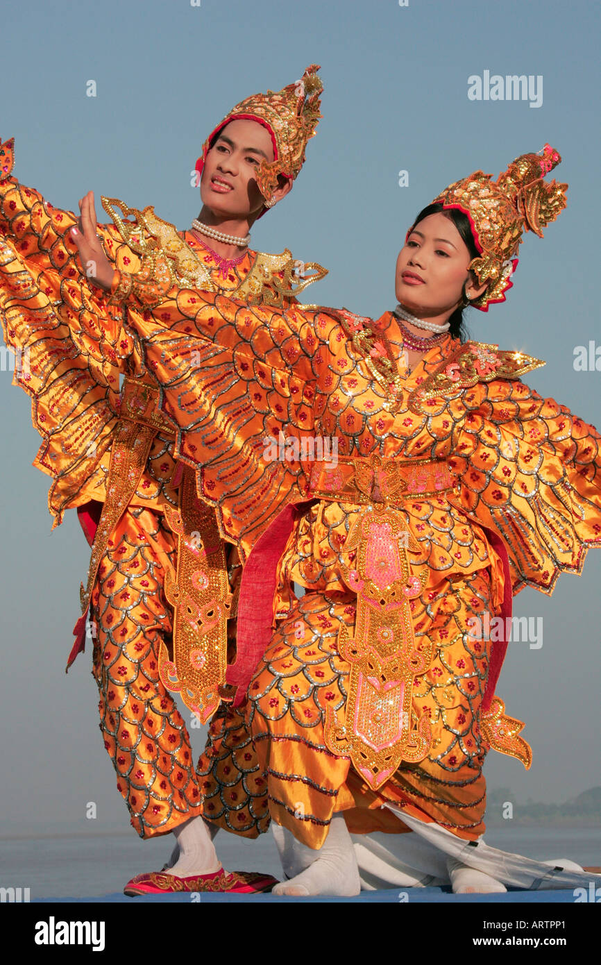 Traditionelle Mo Tänzerinnen bei einer Pwe in Moulmein, Mon State, Lower Burma (Myanmar) Stockfoto