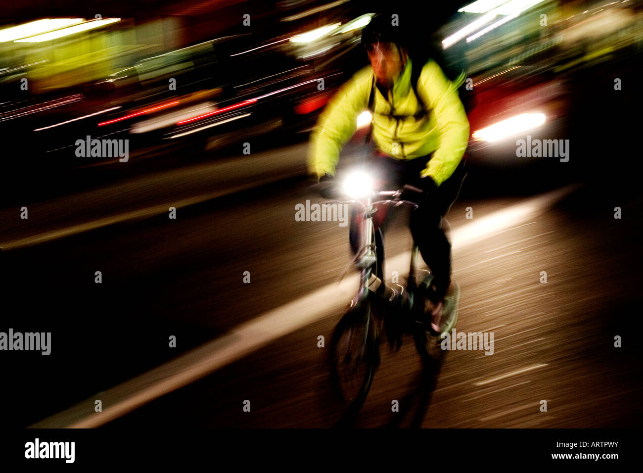 Ein Radfahrer Reiten Haus entlang den Strang in der London Rush Hour. Stockfoto