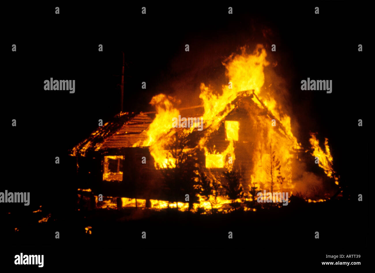 Hütte in Brand Stockfoto