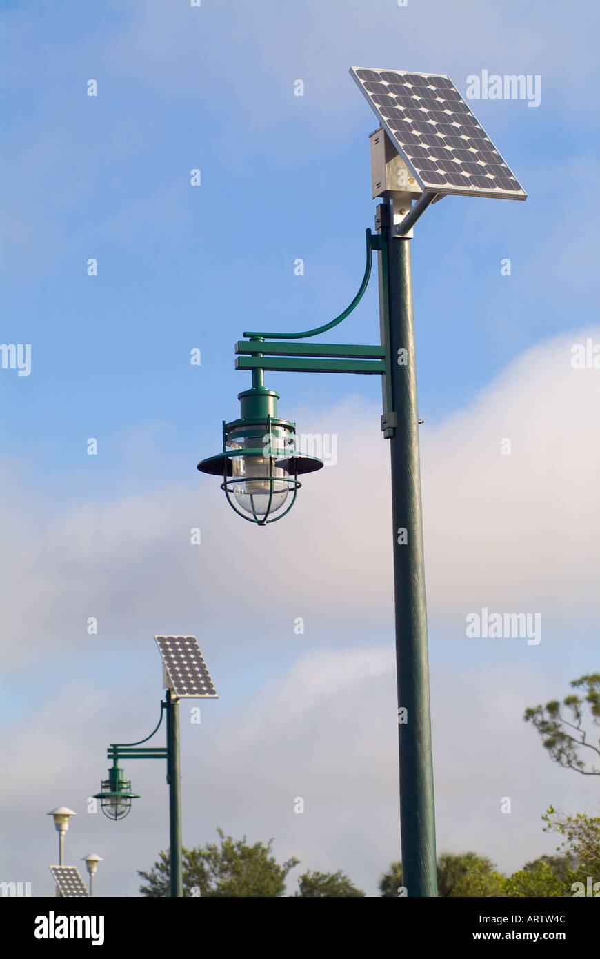angeschaltene Solarlichter Beleuchtung Outdoor-Quellen Beleuchtung alternative Energie Platten Stockfotografie