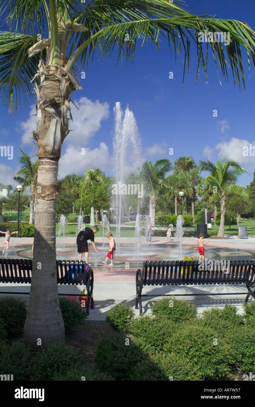 Kinder spielen im Wasser-Brunnen in einem Florida Park "cooling off" Freizeitspaß nass Brunnen Stockfoto