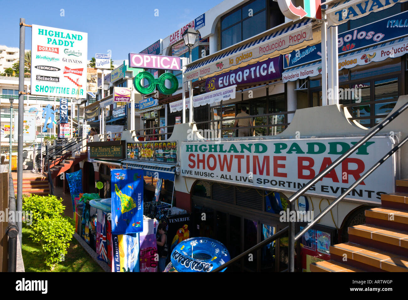 Einkaufen auf der Playa De La Arena Teneriffa Streifen Puerto de Santiago mit Balken Stockfoto