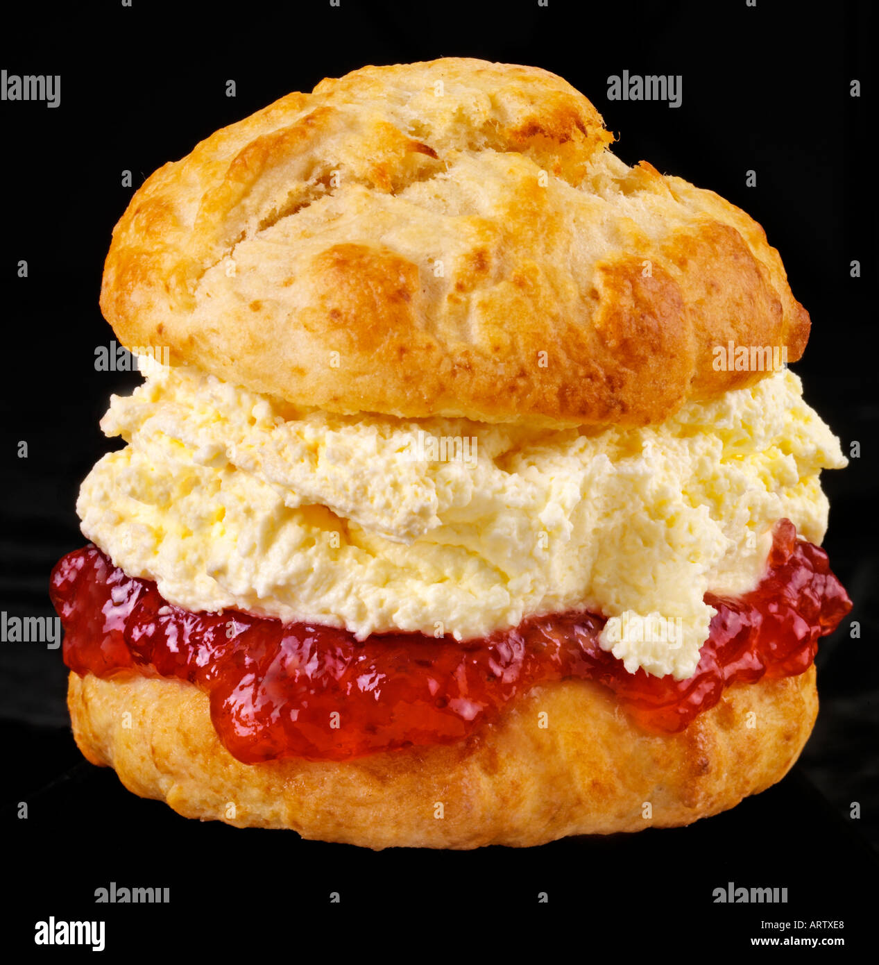 Scone mit marmelade und sahne -Fotos und -Bildmaterial in hoher ...
