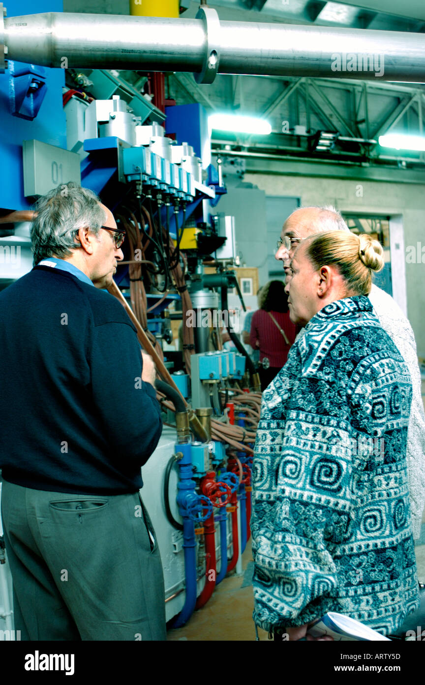 Die Leute, die in der Wissenschaft Labor an der Universität Paris Süd, Orsay, Frankreich. Erwachsenen außerschulische ynchotron Elektro-magnetischen Atom Kollision Ring', Stockfoto