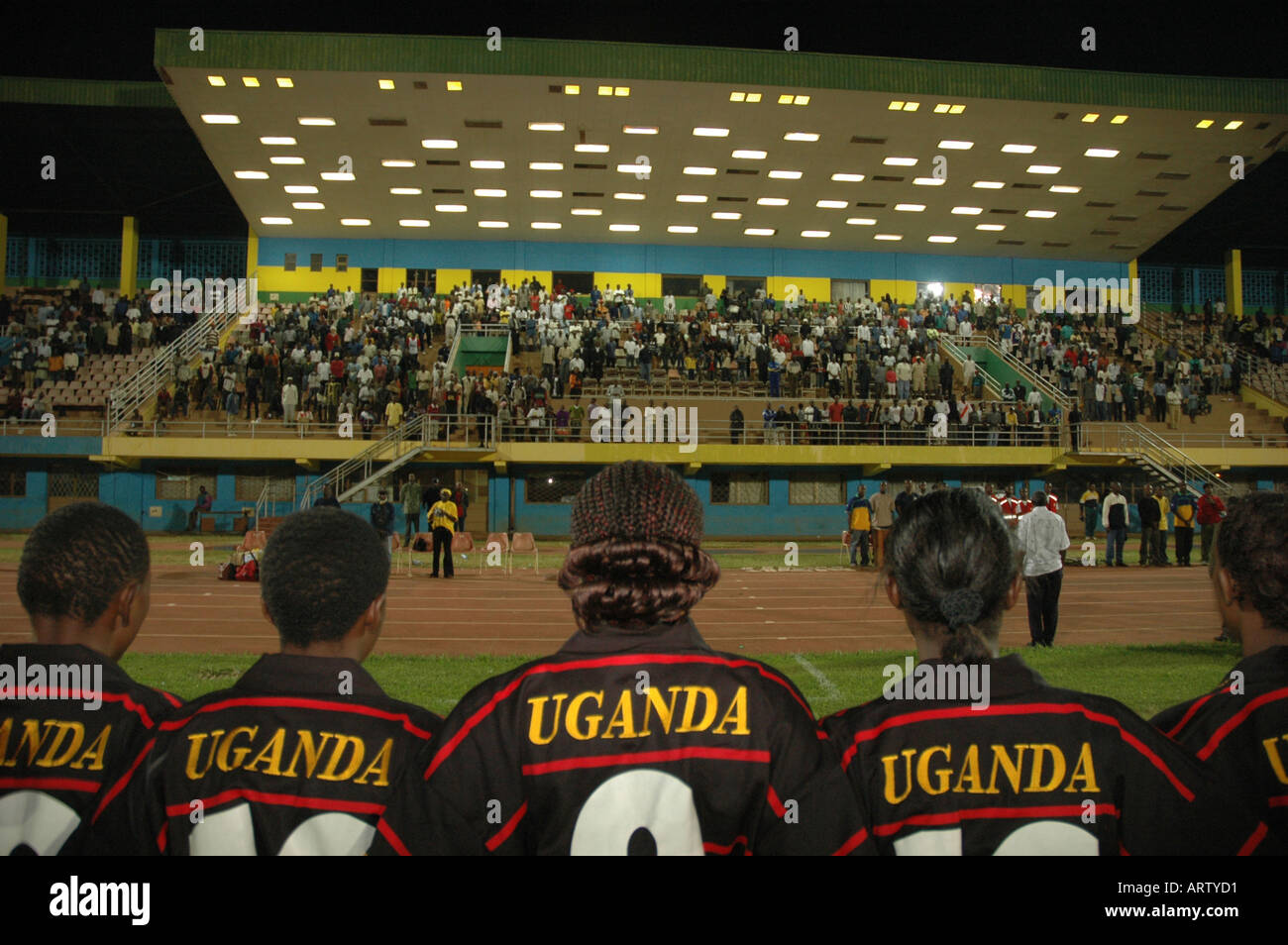 Uganda-Frauen-Rugby-Mannschaft singen die Nationalhymne vor dem Spiel in Kigali Ruanda Afrika Stockfoto