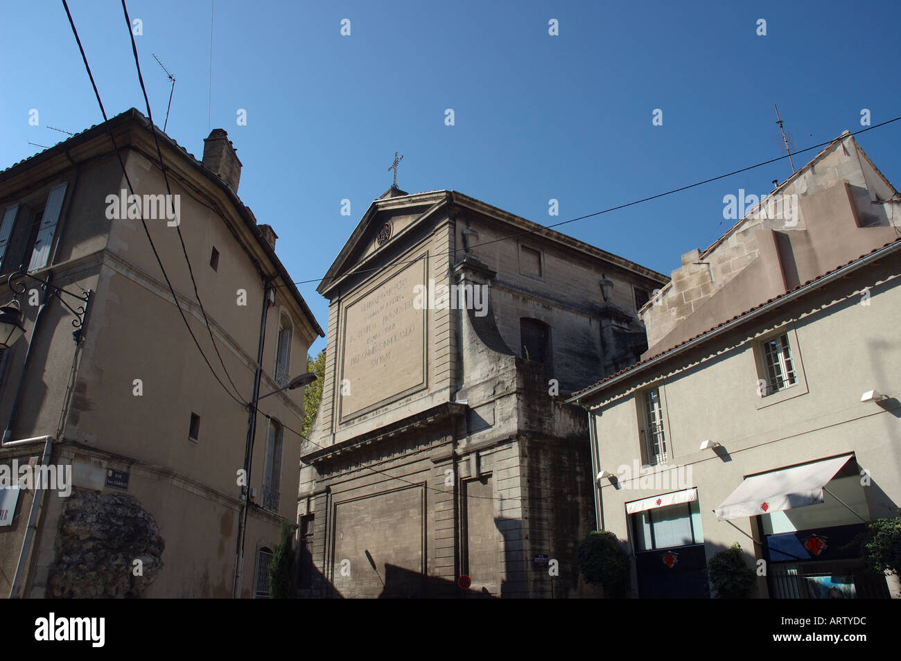 "AVIGNON Frankreich" "Straßenszene" in der Mitte der Stadt Kirche Sonne an Gebäuden Stockfoto