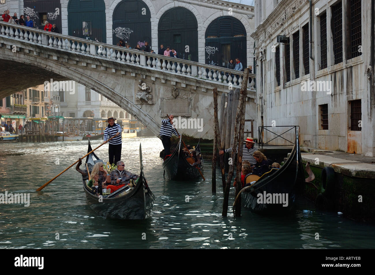 Venedig Italien, kleine Menschenmassen, Touristen mit Gondeln Bootsleute auf dem Kanalboot 'Kanalszene' Stockfoto