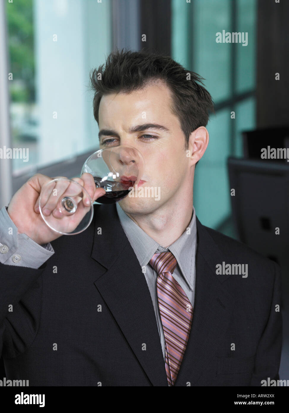 Unternehmer im Restaurant schnüffeln Glas Wein Stockfoto