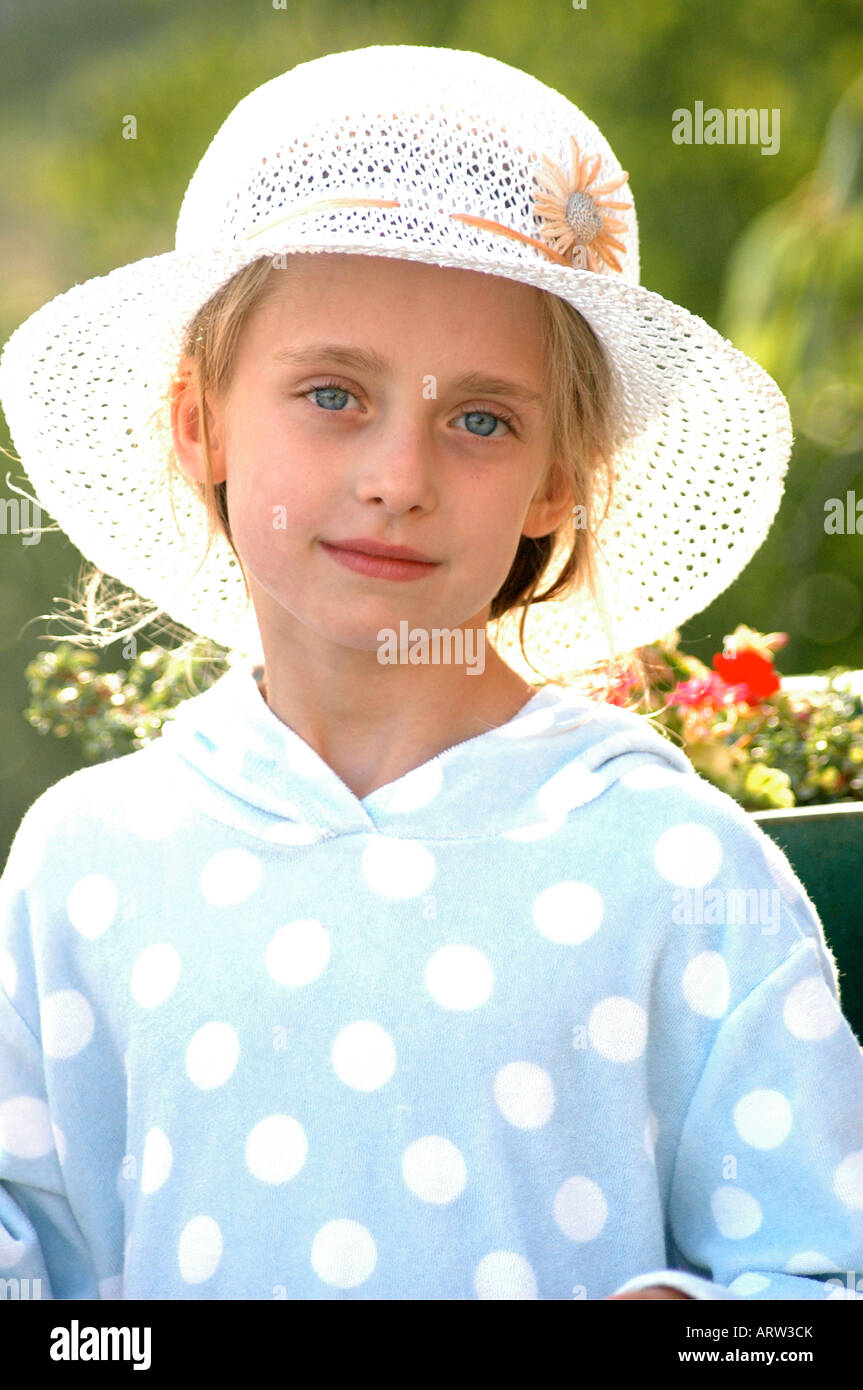 Lizenzfreie kostenlose Foto britischen jungen Mädchens im Sommerurlaub in der Sonne trägt einen Sonnenhut und posieren für ein Porträt. Stockfoto
