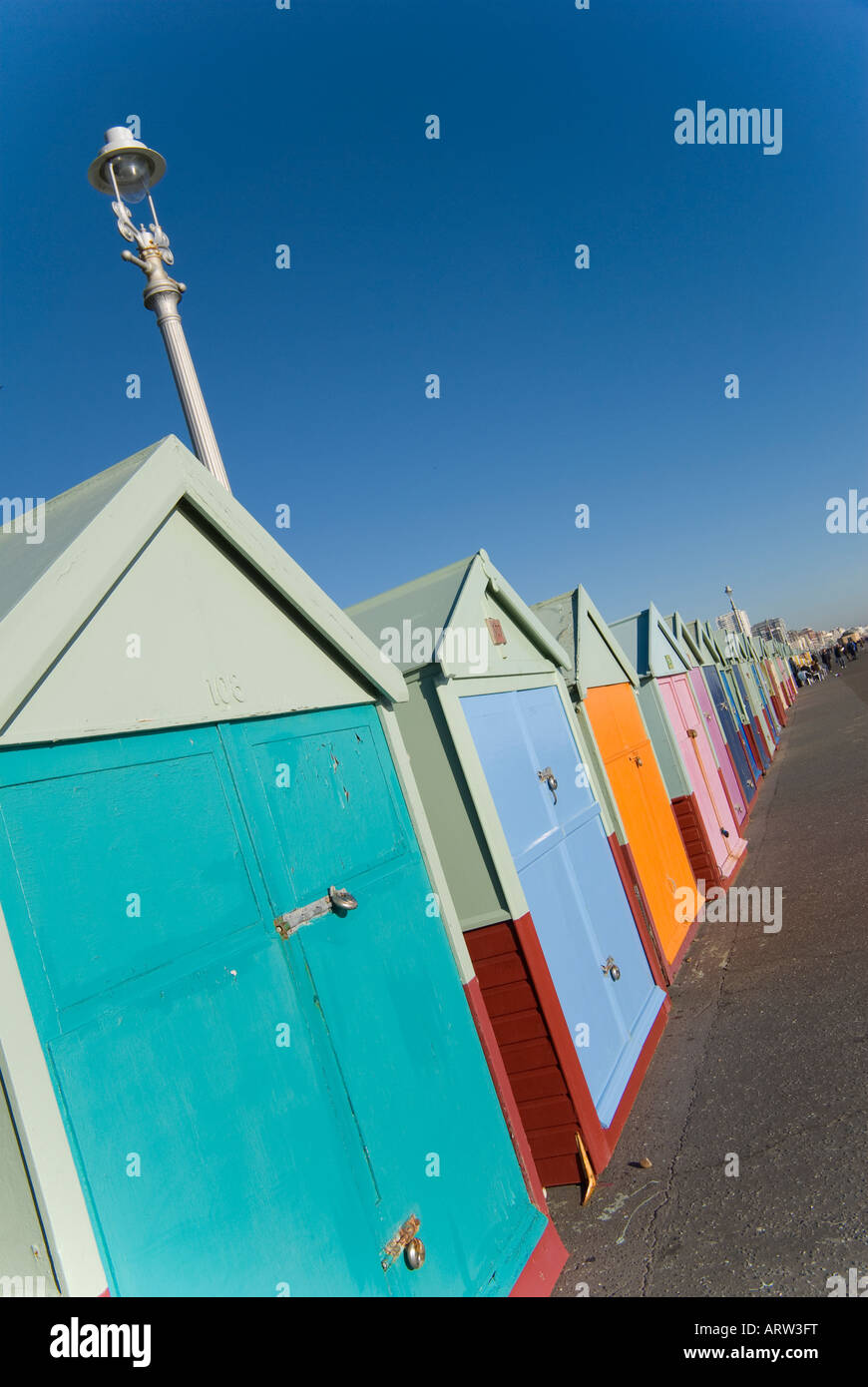 Farbigen Strand Hütten die Esplanade in Hove in der Nähe von Brighton England UK Stockfoto