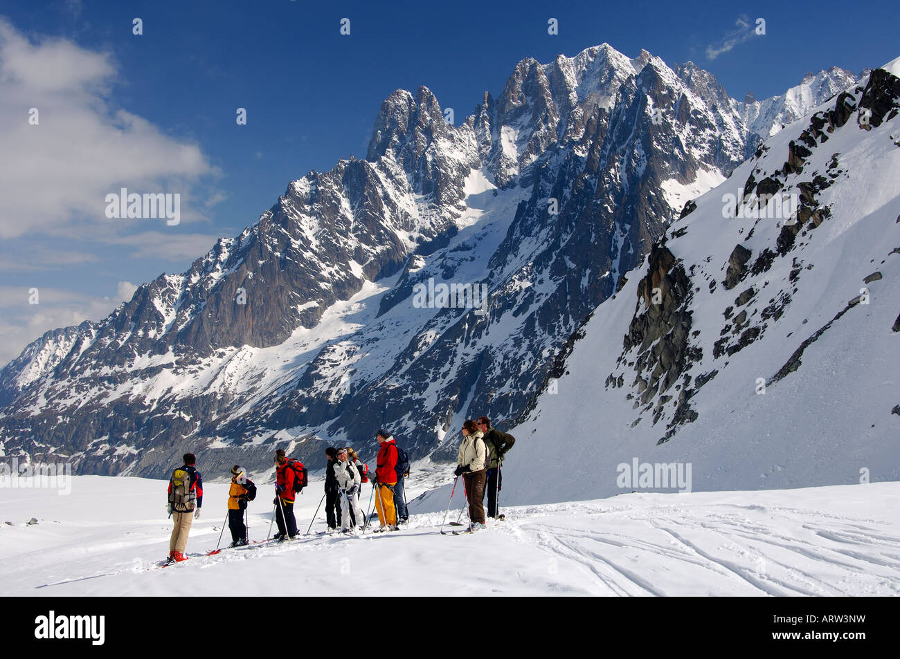 Gruppe von Skifahrern auf dem Mer de Glace Gletscher Gipfel Les Drus Aiguille Verte Chamonx Haute Savoie Frankreich Stockfoto
