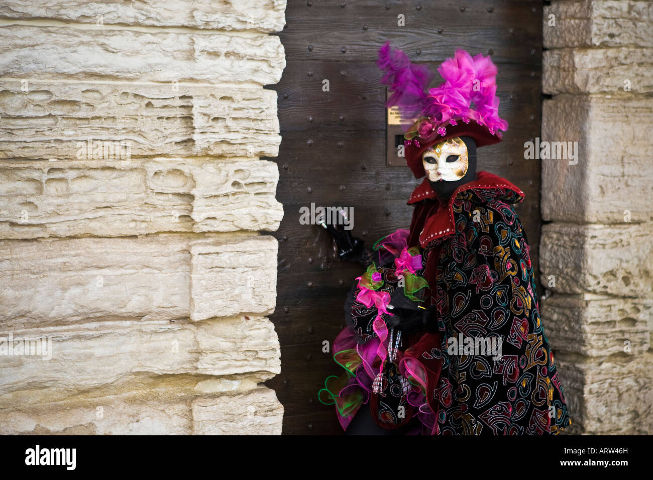 Eine Person in Katze Kostüm Betreten eines Gebäudes Piazza San Marco Veneto Italien Stockfoto