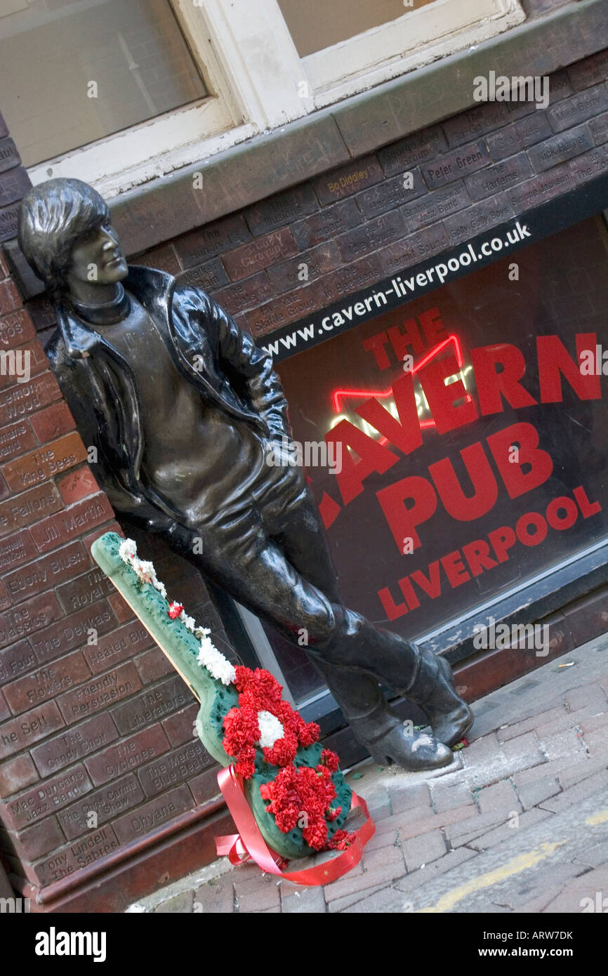 DER FAMOUSE CAVERN CLUB wo THE BEATLES erste spielte IN LIVERPOOL, Liverpool JOHN LENNON MEMORIAL Heimat von The Beatles England Stockfoto