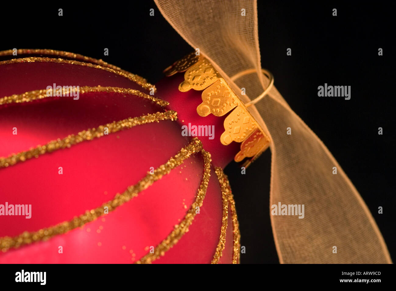 Rot und gold Christbaumkugel vor schwarzem Hintergrund Stockfoto