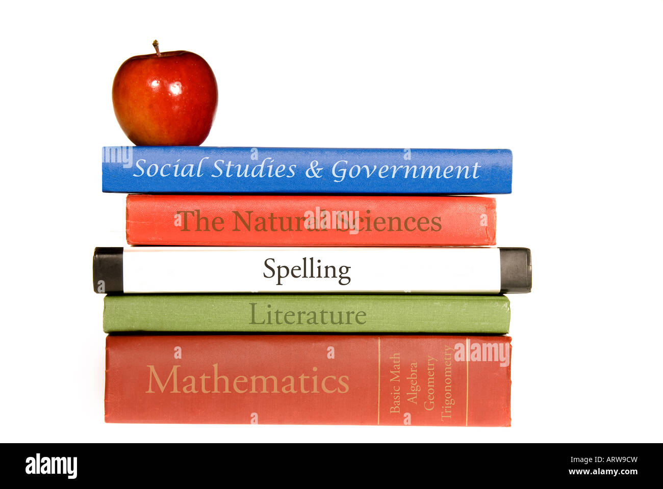 Eine Reihe von alten Schulbüchern gezeigt mit einem symbolischen Apfel für den Lehrer Stockfoto