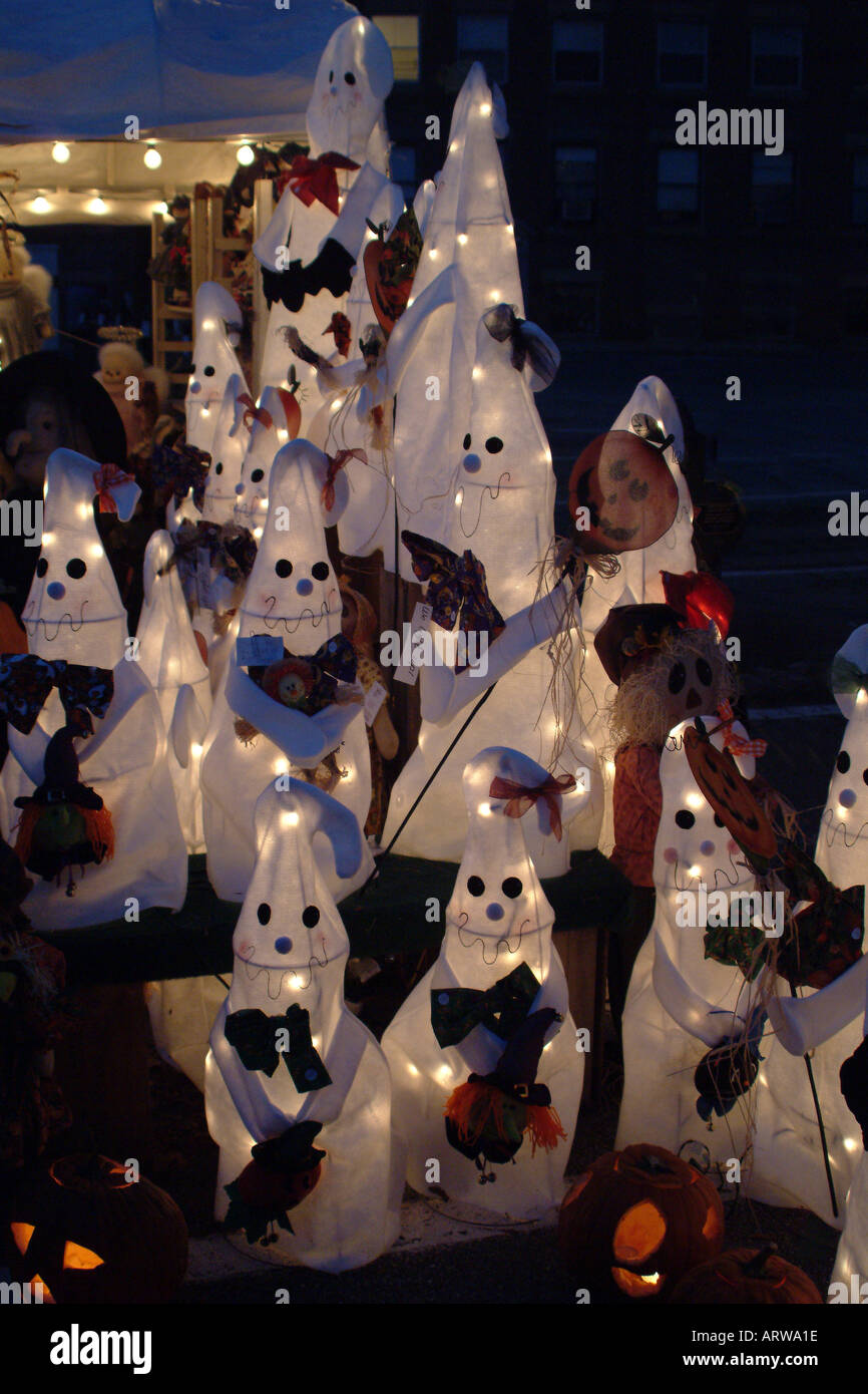Eine Anzeige der fröhlichen Halloween Geister erhellt die Nacht bei der jährlichen Kürbisfest in Keene, NH Stockfoto