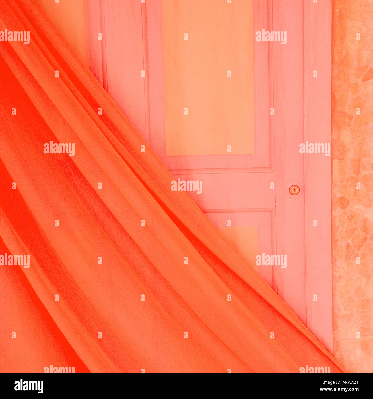 Nahaufnahme von einem Gaze-Vorhang vor einer verschlossenen Tür Stockfoto