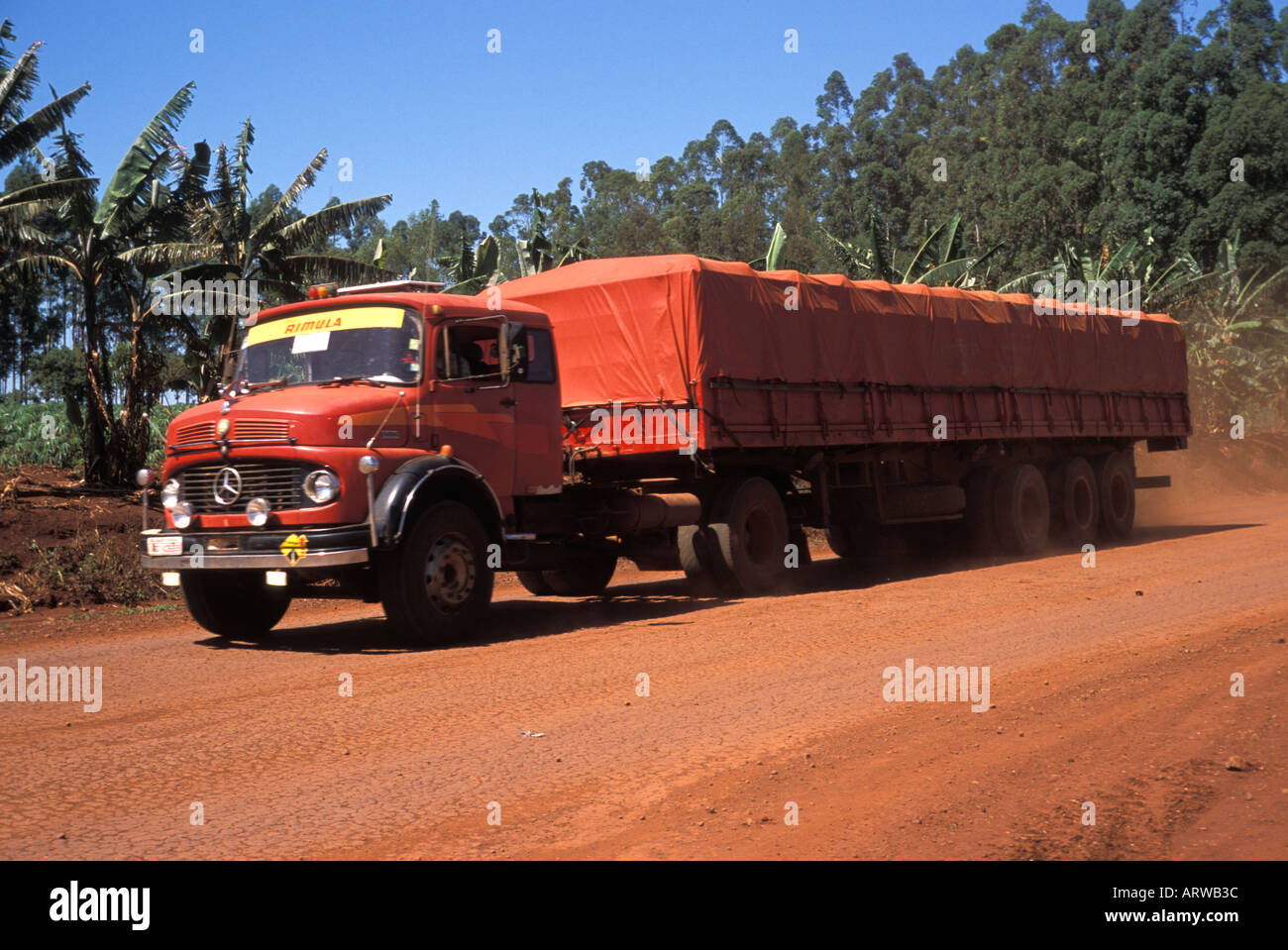 Bauernhof LKW auf einem roten Feldweg in der Nähe von Trinidad Paraguay Stockfoto