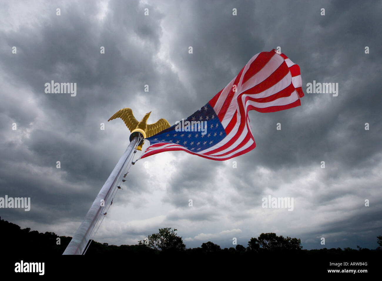 Amerikanische Flagge und einen stürmischen Himmel Stockfoto