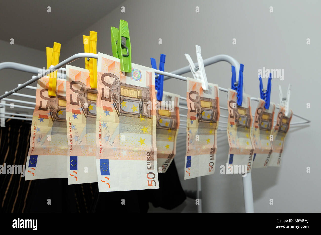 Banknoten, hanging out auf eine Wäscheleine, ein Symbol der Geldwäsche Stockfoto