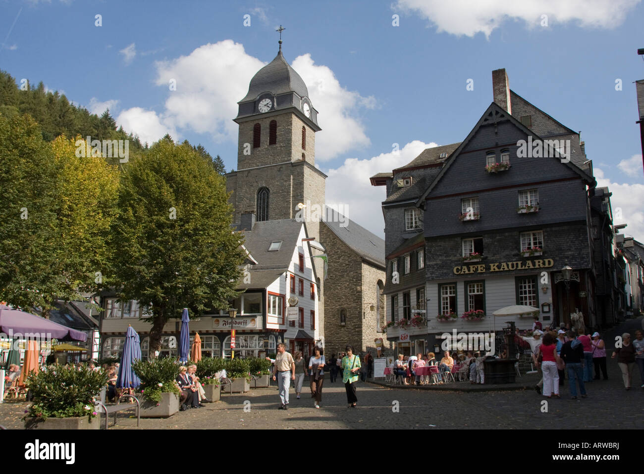 Café-Szene in Hauptplatz in Stadt Monschau Stockfoto