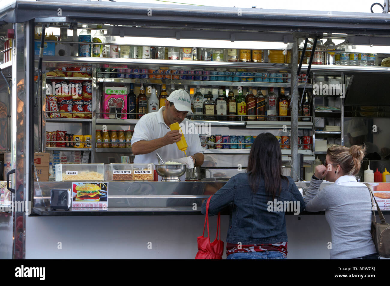 Fast-Food Stall Mann, Hotdogs für Kundinnen in Santa Cruz De Tenerife-Kanarische Inseln-Spanien Stockfoto