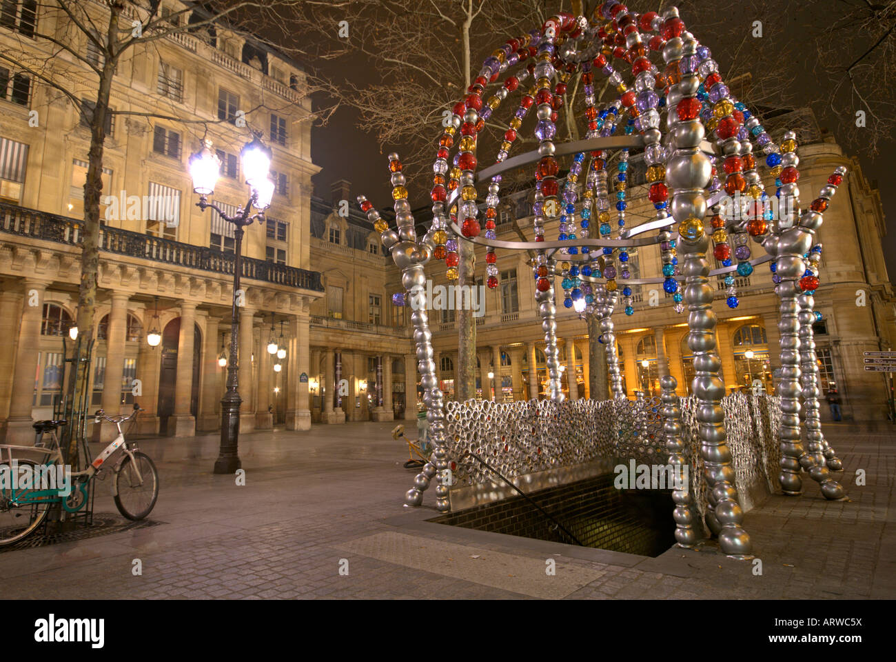 Kiosque des Noctambules am Palais royal-Musée du Louvre Metro-Station in Paris Stockfoto