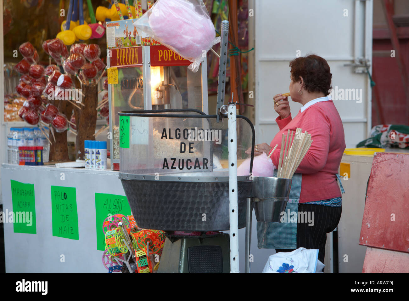 Frau auf Candy Floss Stall während Carnaval Wartezeiten für Kunden in Santa Cruz De Tenerife-Kanarische Inseln-Spanien Stockfoto