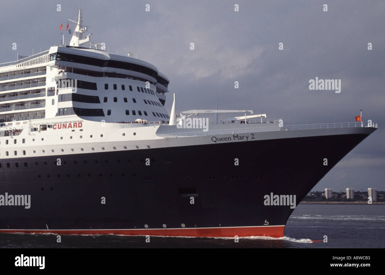 Neue Cunard cruise Liner Queen Mary 2 herannahenden Southampton Stockfoto