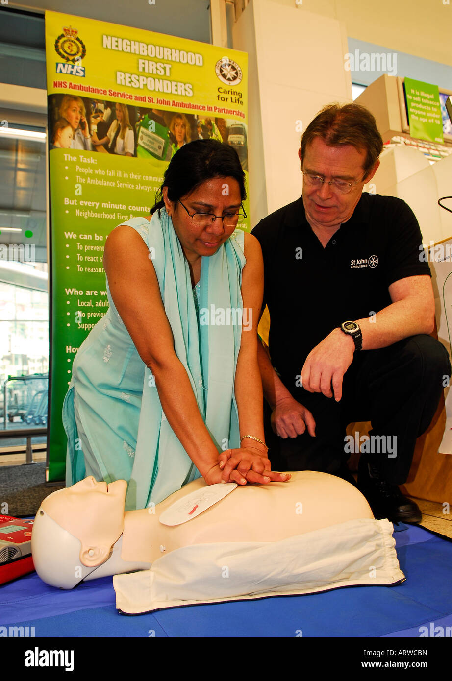 50 Jahre alten potenzielle asiatischen ehrenamtliche Ersthelfer lernen Reanimation Techniken A St John Ambulance Freiwilligendienst. Stockfoto