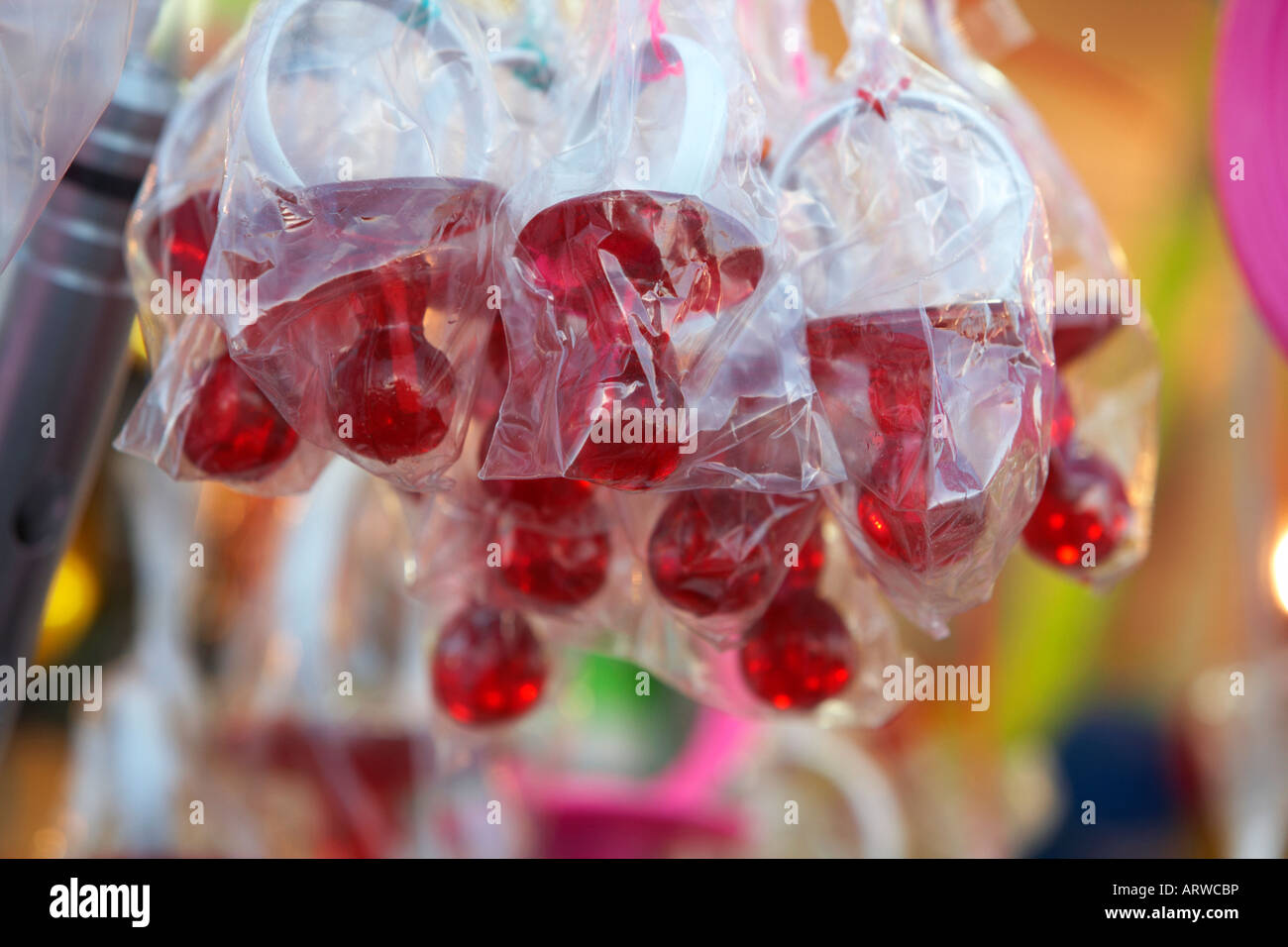 Reihe von Süßigkeiten Süßigkeiten Dummys hängen an einem Stand auf einem Messegelände während der Karneval in Santa Cruz-Teneriffa-Kanarische Inseln-Spanien Stockfoto